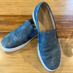 Vionic • Midi Snake Slip-on Sneaker reptile leather blue, size 9.5